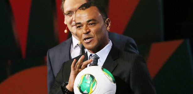 Capitão do time de 2002, Cafu segura a bola que será usada na Copa das Confederações de 2013. 
