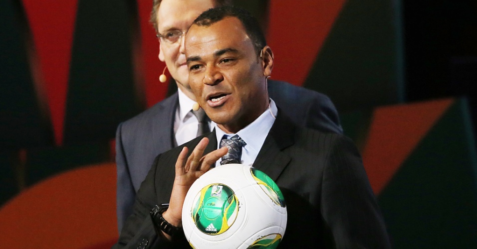 01.dez.2012 - Capitão do time que conquistou a Copa de 2002, Cafu segura a bola que será usada na Copa das Confederações de 2013. 