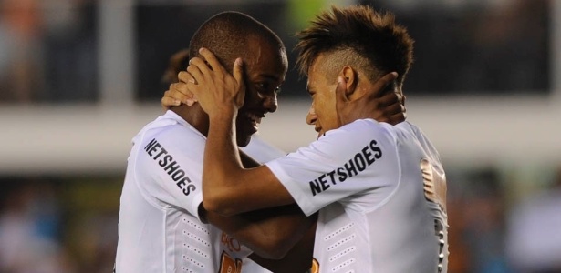 Neymar cumprimenta Victor Andrade após o jovem atacante marcar para o Santos   - Junior Lago/UOL