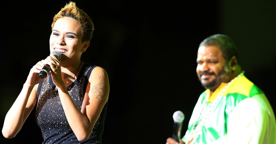 01.dez.2012 - Os cantores Maria Gadu e Arlindo Cruz comandam o show que sucedeu o sorteio da Copa das Confederações.