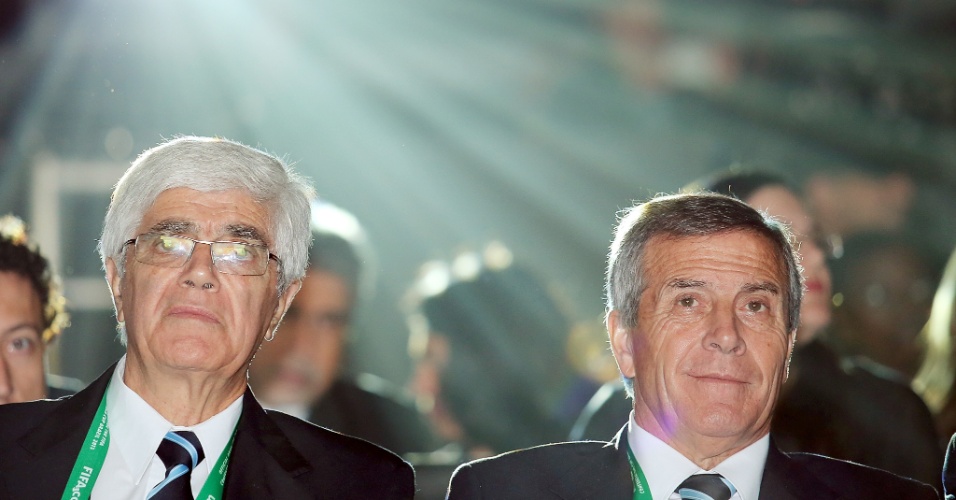 01.dez.2012 - Oscar Tabarez, técnico do Uruguai (à direita), aguarda o início do sorteio da Copa das Confederações. A seleção sul-americana ficará no grupo da campeã mundial Espanha.