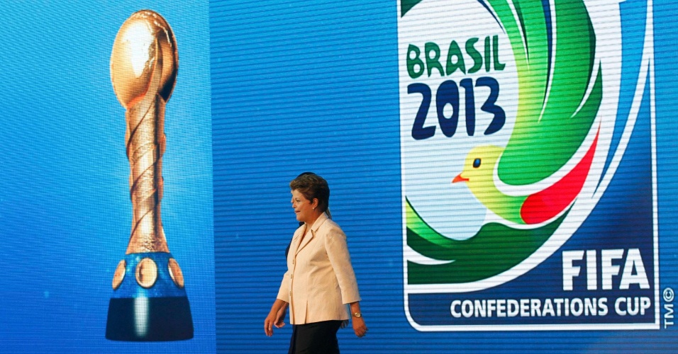 01.dez.2012 - Presidente Dilma Rousseff deixa o palco do sorteio dos grupos da Copa das Confederações, em São Paulo.