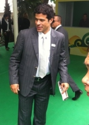 01.dez.2012 - Raí, um dos convidados para a cerimônia de sorteio dos grupos da Copa das Confederações, chega ao Anhembi, em São Paulo.