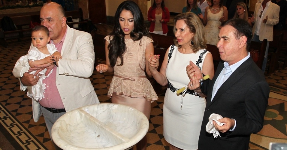 1. dez. 2012 - Alice, filha de Daniela Albuquerque com Amilcare Dallevo Jr é batizada em São Paulo