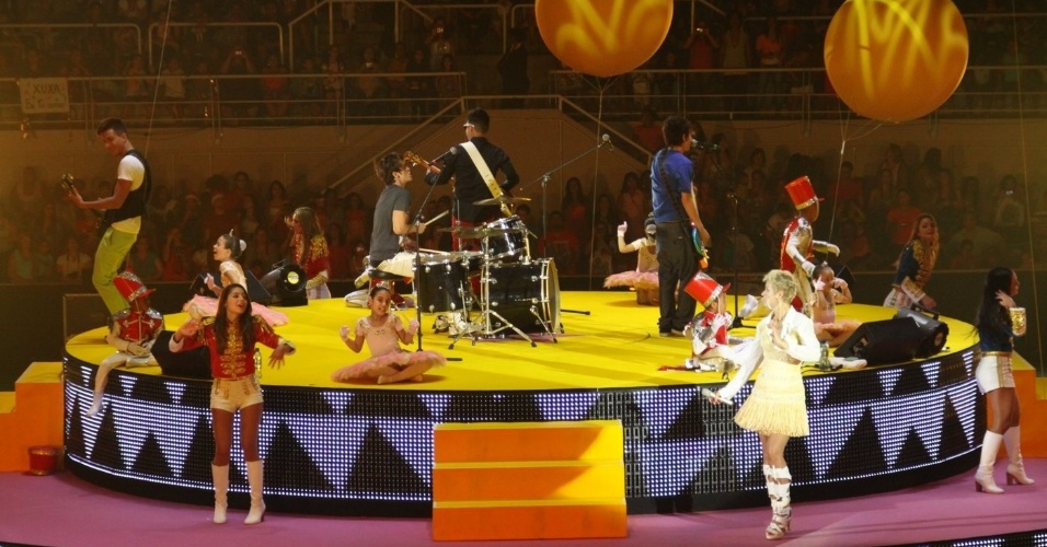 1.dez.2012 - A banda Restart se apresenta no show "Natal Mágico", no Maracanãzinho, no Rio de Janeiro. O evento é comandado pela apresentadora Xuxa