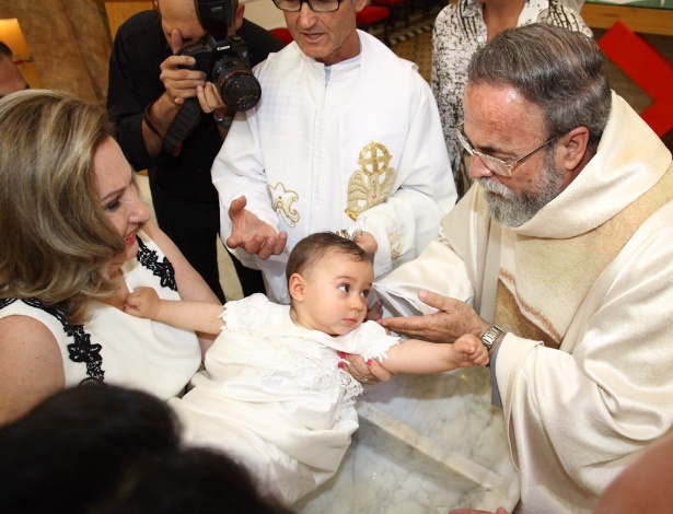 1.dez.2012 - Alice, filha de Daniela Albuquerque e Amilcare Dalevo, é batizada em igreja na Pompéia, em São Paulo