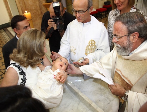 1.dez.2012 - Alice, filha de Daniela Albuquerque e Amilcare Dalevo, é batizada em igreja na Pompéia, em São Paulo