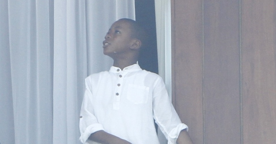 1.dez.2012 - David Banda, filho de seis anos da Madonna, é fotografado na varanda do hotel onde a cantora e toda sua equipe estão hospedados, na zona sul do Rio