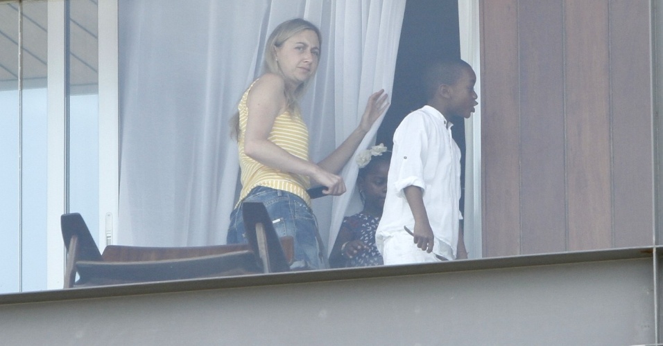 1.dez.2012 - David Banda, filho de seis anos da Madonna, é fotografado na varanda do hotel onde a cantora e toda sua equipe estão hospedados, na zona sul do Rio