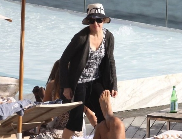 1.dez.2012 - Madonna aproveita a piscina no hotel Fasano, Rio de Janeiro. A cantora se apresenta domingo (2) pela 1ª vez a turnê MDNA no Brasil