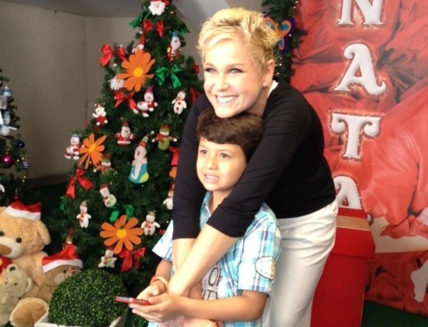 1.dez.2012 - Xuxa tira foto com Miguel, filho de Nivea Stelmann, antes do show "Natal Mágico", no Maracanãzinho. "