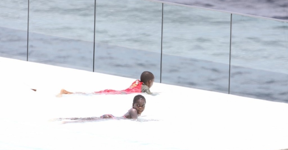 1.dez.2012: David Banda e Mercy se refrescam na piscina do hotel no Rio de Janeiro