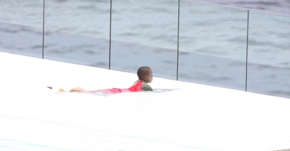 1.dez.2012: David Banda, filho de Madonna de seis anos, se refresca na piscina do hotel no Rio de Janeiro
