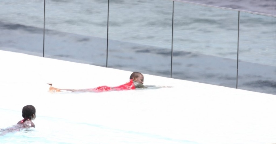 1.dez.2012: David Banda, filho de Madonna de seis anos, se refresca na piscina do hotel no Rio de Janeiro