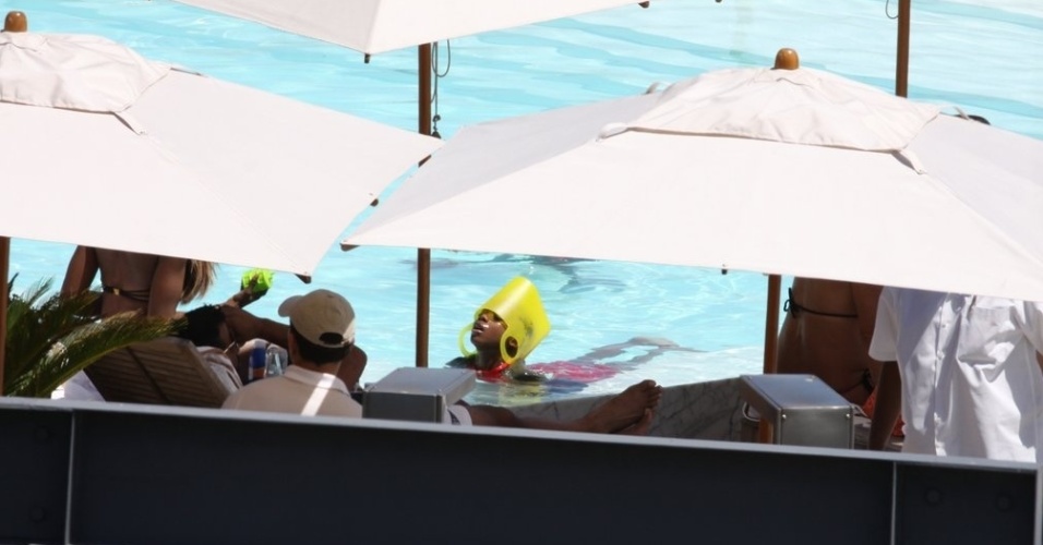 1.dez.2012: David Banda brinca na piscina do hotel no Rio de Janeiro, em forte dia de sol na cidade