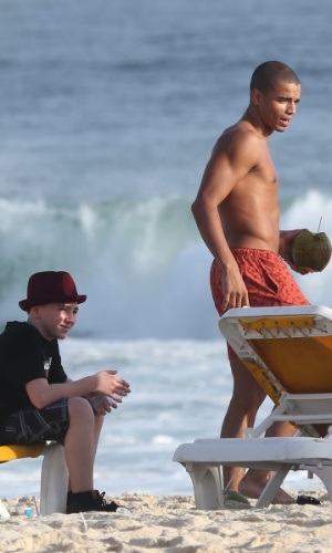 1.dez.2012: Depois de visitarem o Cristo Redentor, o filho de Madonna Rocco e o namorado Brahim Zaibat, curtem Praia em Ipanema , no Rio de Janeiro