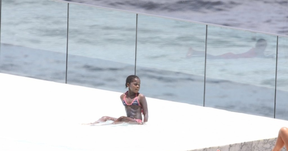 1.dez.2012: Mercy James aproveita a piscina do hotel no Rio de Janeiro, em forte dia de sol na cidade
