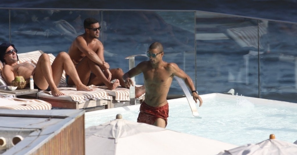 1.dez.2012: O namorado de Madonna, Brahim Zaibat (bermuda vermelha), aproveita piscina do hotel. Ele é um dos bailarinos da cantora, que se apresenta domingo (2) no Rio de Janeiro