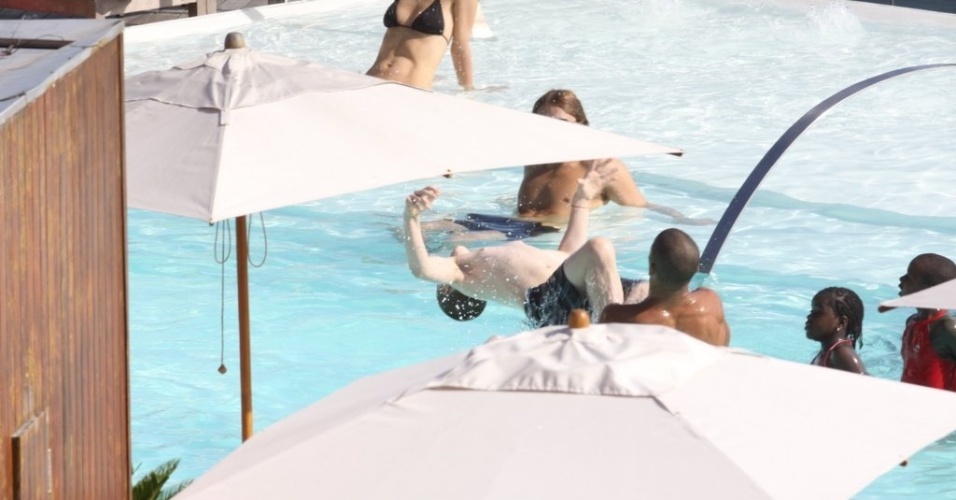 1.dez.2012: O namorado de Madonna, Brahim Zaibat brinca com Rocco na piscina do hotel. Ele é um dos bailarinos da cantora, que se apresenta domingo (2) no Rio de Janeiro