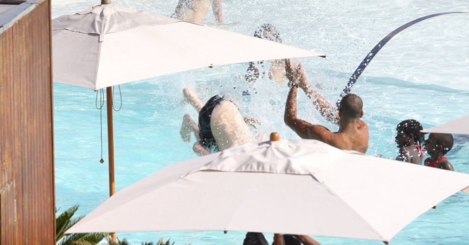1.dez.2012: O namorado de Madonna, Brahim Zaibat brinca com Rocco na piscina do hotel. Ele é um dos bailarinos da cantora, que se apresenta domingo (2) no Rio de Janeiro