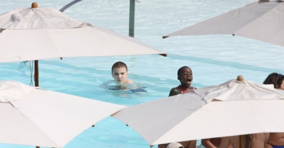 1.dez.2012: Os filhos de Madonna Rocco (12), Mercy James (6) e David Banda (7) brincam na piscina do hotel no Rio de Janeiro