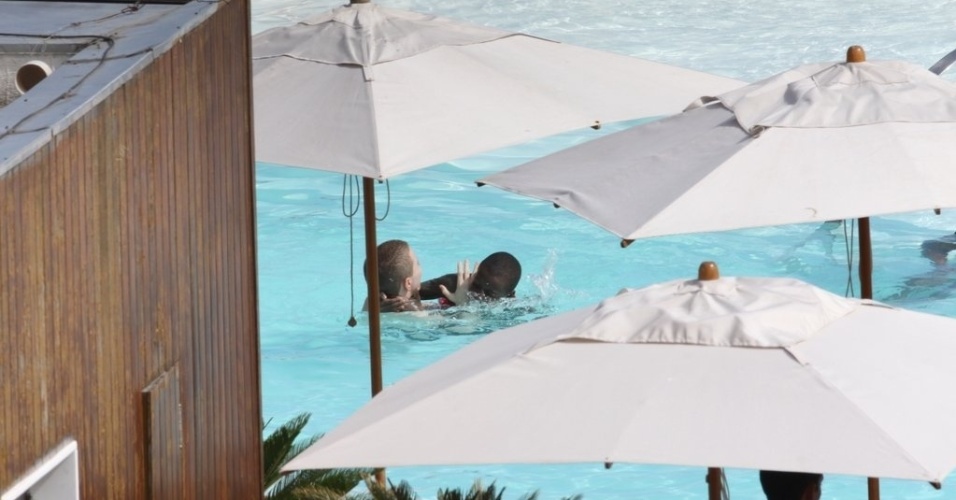 1.dez.2012: Os filhos de Madonna Rocco (12), Mercy James (6) e David Banda (7) brincam na piscina do hotel no Rio de Janeiro