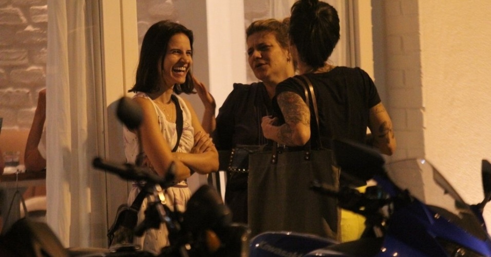 30.nov.2012 - Bianca Comparato sai com amigos no Leblon, Rio de Janeiro