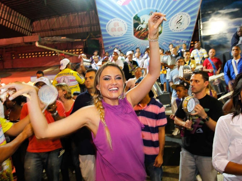30.nov.2012 - Ellen Rocche desfila no ensaio da Escola Rosas de Ouro, em São Paulo - Leandro Moraes/UOL