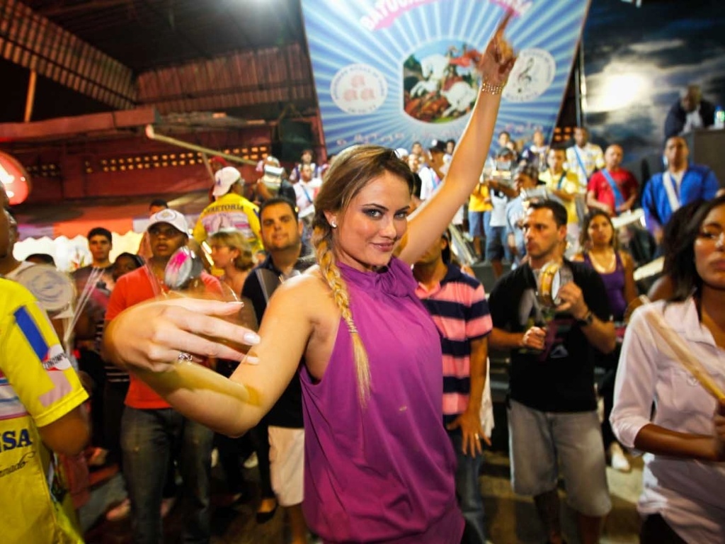 30.nov.2012 - Ellen Rocche desfila no ensaio da Escola Rosas de Ouro, em São Paulo - Leandro Moraes/UOL