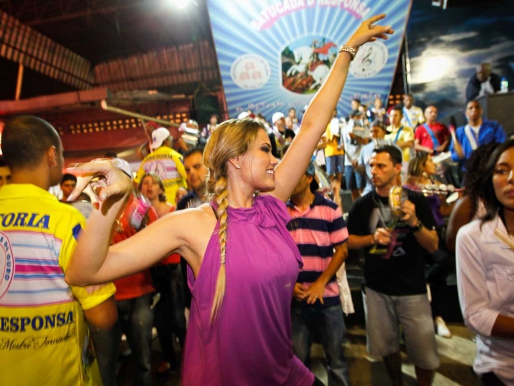 30.nov.2012 - Ellen Rocche desfila no ensaio da Escola Rosas de Ouro, em São Paulo - Leandro Moraes/UOL