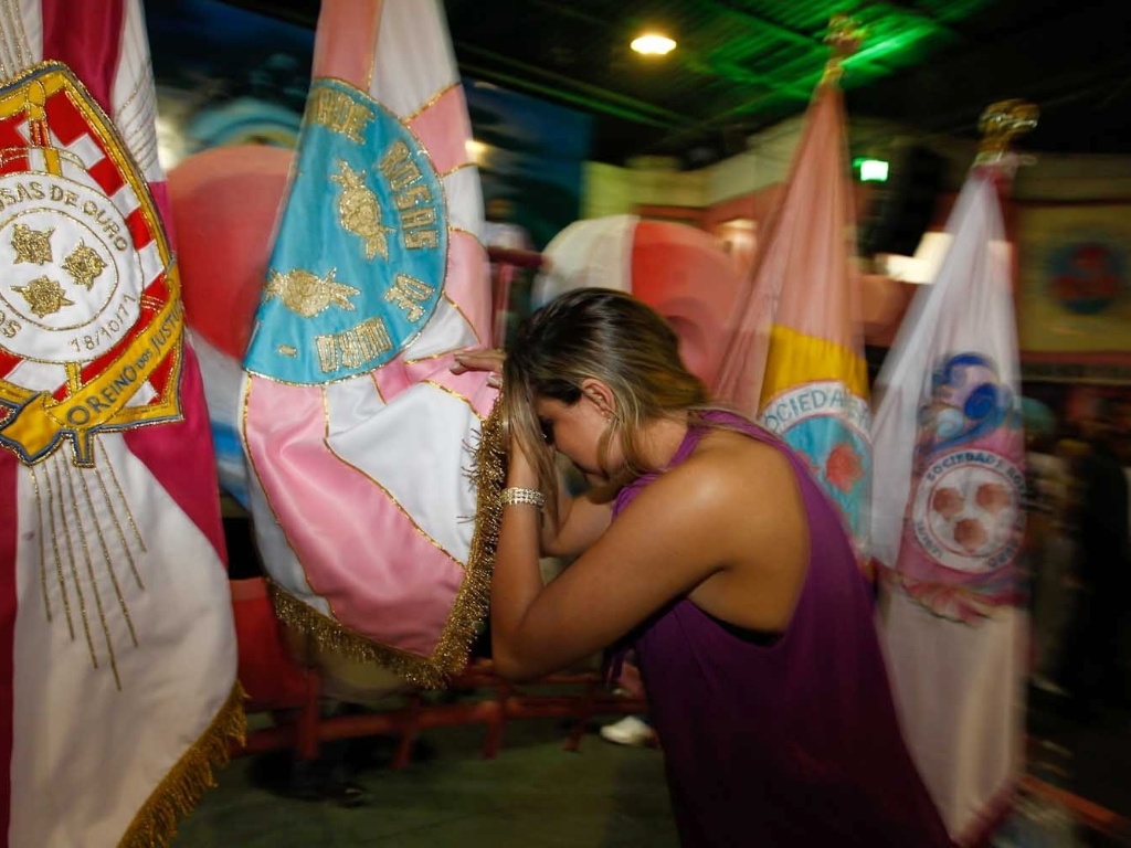 30.nov.2012 - Ellen Rocche desfila no ensaio da Escola Rosas de Ouro, em São Paulo - Leandro Moraes/UOL