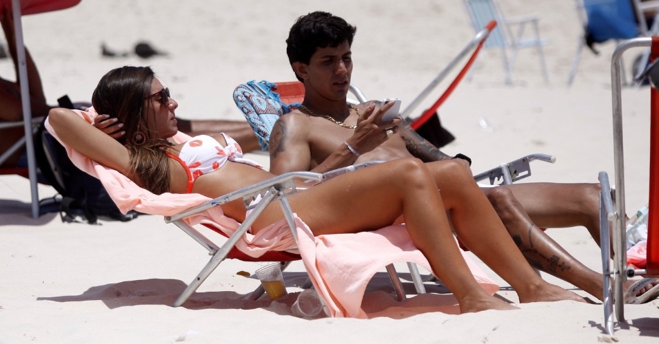 Depois de curtir show de Luan Santana com Victor Ramos na noite anterior, Nicole Bahls sai pela terceira vez na semana com o jogador e ex-namorado e toma sol na praia da Barra da Tijuca, no Rio de Janeiro