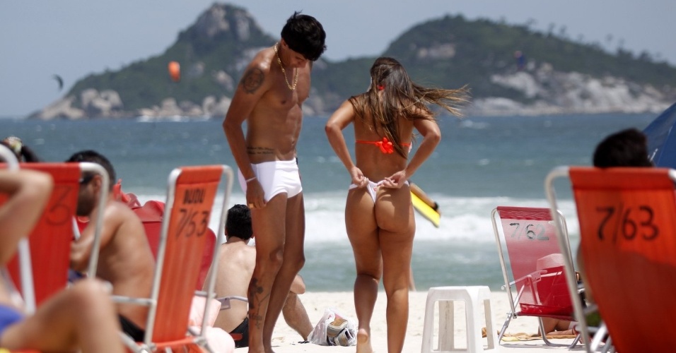 Depois de curtir show de Luan Santana com Victor Ramos na noite anterior, Nicole Bahls sai pela terceira vez na semana com o jogador e ex-namorado e toma sol na praia da Barra da Tijuca, no Rio de Janeiro