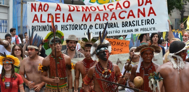 Índios protestam contra demolição do antigo Museu do Índio, próximo ao Maracanã, no Rio de Janeiro