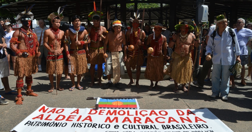 Manifestantes durante protesto no Rio de Janeiro contra a privatização do Maracanã 