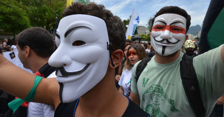 Manifestantes durante protesto no Rio de Janeiro contra a privatização do Maracanã