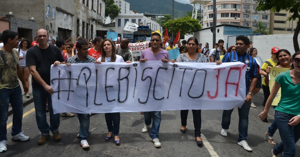 Manifestantes durante protesto no Rio de Janeiro contra a privatização do Maracanã