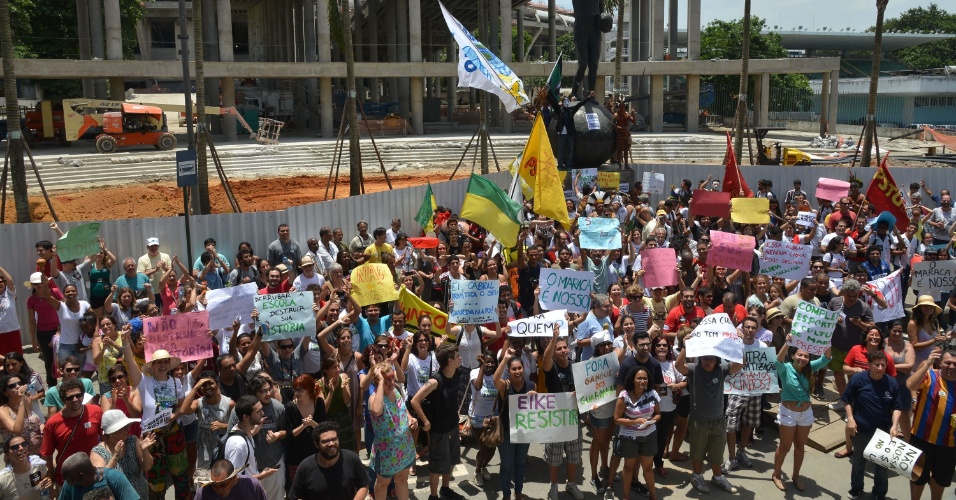 Manifestantes durante protesto no Rio de Janeiro contra a privatização do Maracanã 