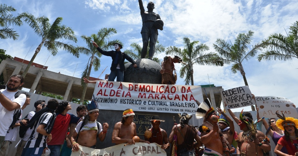 Manifestantes durante protesto no Rio de Janeiro contra a privatização do Maracanã e a demolição do prédio do antigo Museu do Índio
