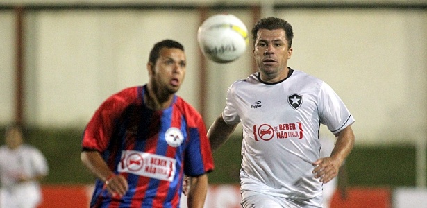 Botafogo, de Blumenau (branco), venceu por 2 a 1 o Pedreira, de Porto Alegre