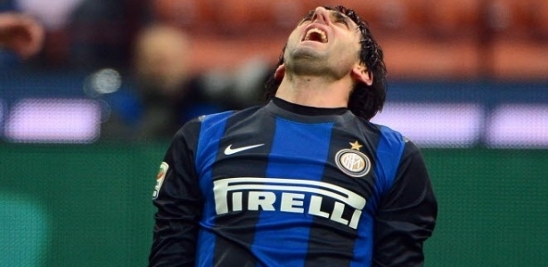 Diego Milito lamenta uma oportunidade durante a vitória da Inter sobre o Palermo - Olivier Morin/AFP Photo