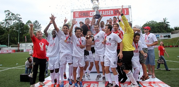 Jogadores do Botafogo de Pomedore, de Blumenau-SC, comemoram título da Copa Kaiser Brasil de 2012
