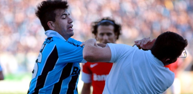 Saimon, do Grêmio, agride Osmar Loss, treinador do Inter, e confusão foi iniciada - Luis Gonçalves/Preview.com