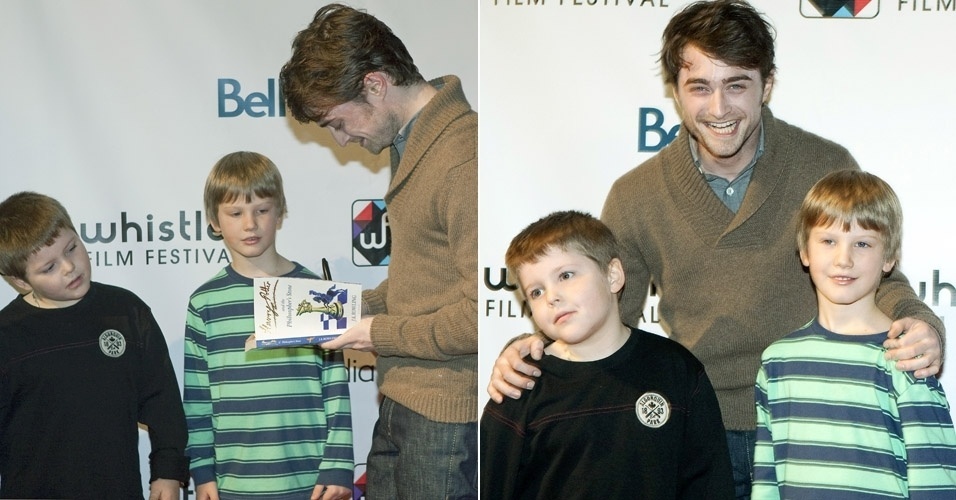 1.dez.2012 - Daniel Radcliffe tira fotos com fãs em bate papo sobre sua carreira no Whistler Film Festival, no Canadá