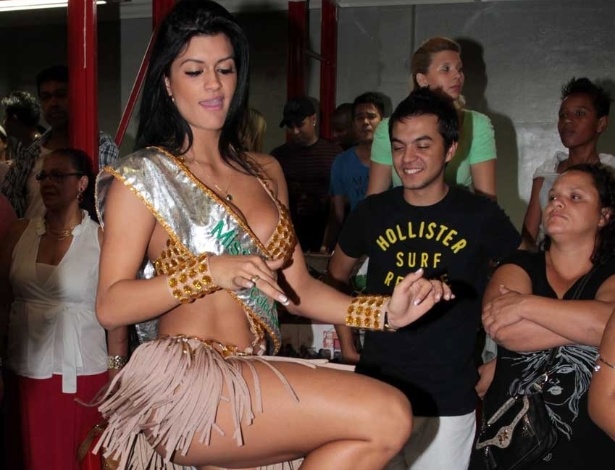1.dez.2012: Uma noite depois de ficar em terceiro lugar no concurso Miss Bumbum 2012, Camila Vernaglia participa de ensaio da escola de samba X9 Paulistana, em São Paulo - Orlando Oliveira/AgNews