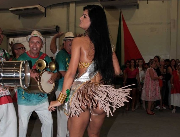 1.dez.2012: Uma noite depois de ficar em terceiro lugar no concurso Miss Bumbum 2012, Camila Vernaglia participa de ensaio da escola de samba X9 Paulistana, em São Paulo - Orlando Oliveira/AgNews