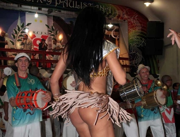 1.dez.2012: Uma noite depois de ficar em terceiro lugar no concurso Miss Bumbum 2012, Camila Vernaglia participa de ensaio da escola de samba X9 Paulistana, em São Paulo - Orlando Oliveira/AgNews