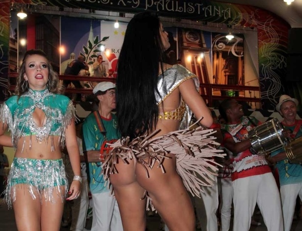 1.dez.2012: Uma noite depois de ficar em terceiro lugar no concurso Miss Bumbum 2012, Camila Vernaglia participa de ensaio da escola de samba X9 Paulistana, em São Paulo - Orlando Oliveira/AgNews