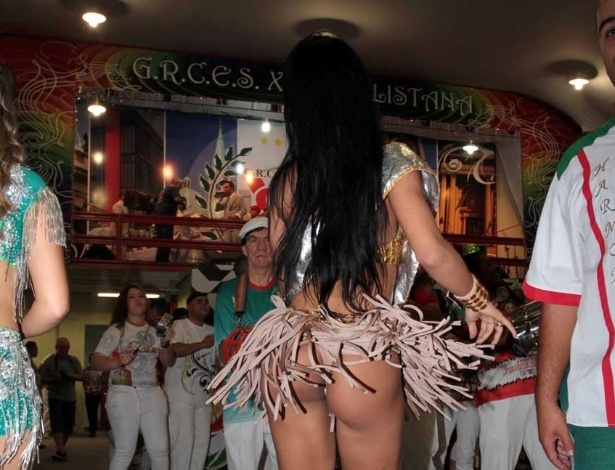 1.dez.2012: Uma noite depois de ficar em terceiro lugar no concurso Miss Bumbum 2012, Camila Vernaglia participa de ensaio da escola de samba X9 Paulistana, em São Paulo - Orlando Oliveira/AgNews