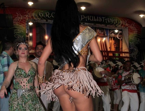 1.dez.2012: Uma noite depois de ficar em terceiro lugar no concurso Miss Bumbum 2012, Camila Vernaglia participa de ensaio da escola de samba X9 Paulistana, em São Paulo - Orlando Oliveira/AgNews